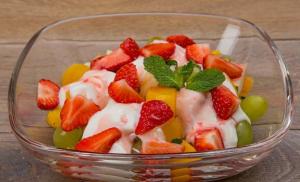 Augļu salāti ar jogurtu - vienkāršas receptes bērniem un pieaugušajiem Augļu salāti ar jogurtu - noslēpumi un noderīgi padomi no labākajiem pavāru