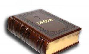 Firmar una Biblia como regalo para un niño