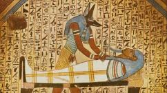 Dio egiziano con testa di cane Anubi
