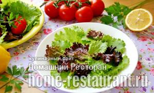 Слоеный салат с красной рыбой, сыром и помидорами