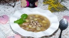 Przepis na zupę fasolową z mięsem i grzybami